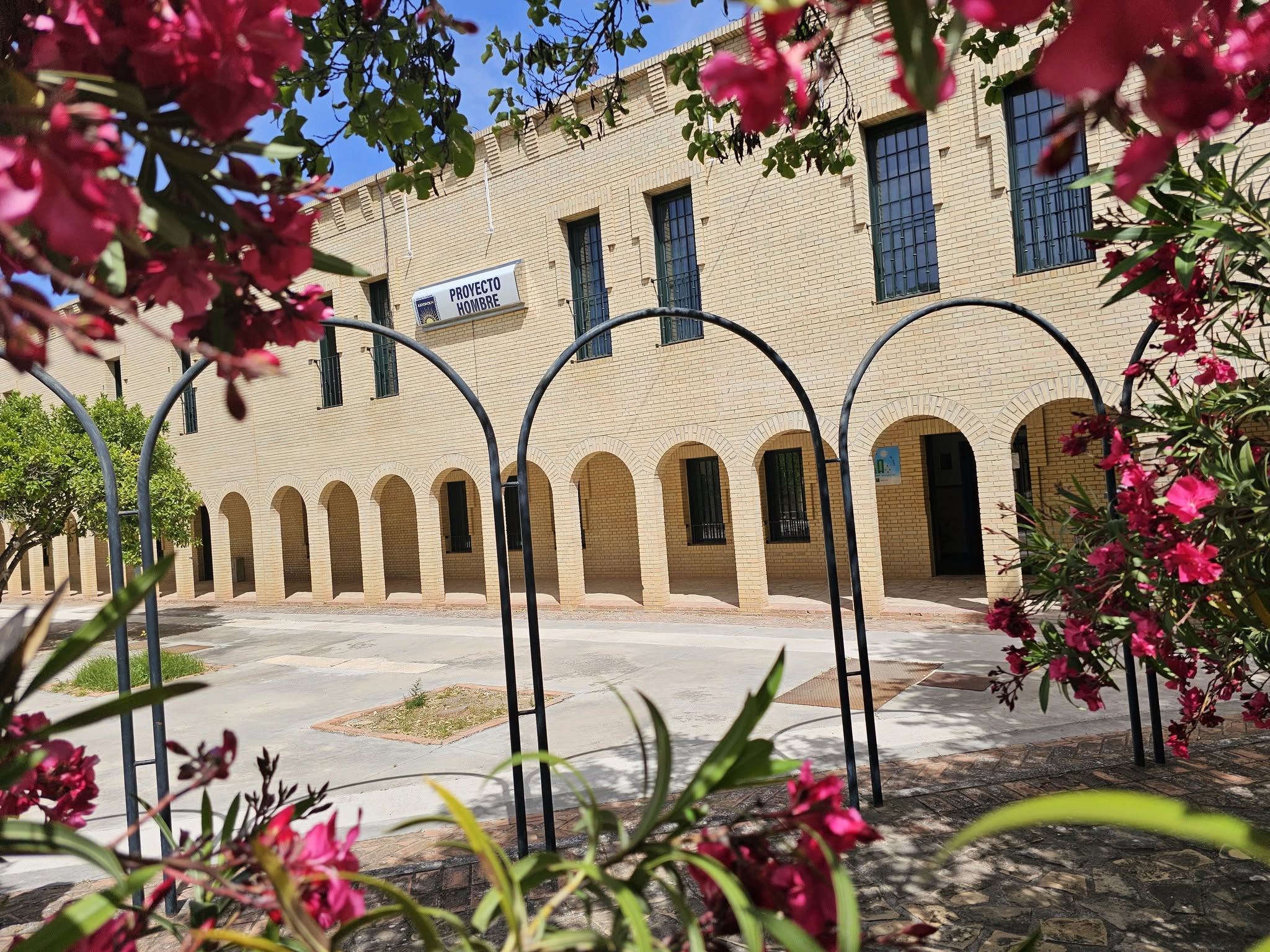 Fachada del centro de Proyecto Hombre Lucena en el Complejo Educativo Los Santos